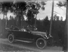 Ett sällskap i en bil. 
Bilen är en 40 hästkrafters Hudson Super Six och registrerades den 24:e maj 1921 på godsägare Einar Carlsson, Finnåkers gård, Sällinge.