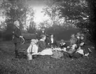 Picknick efter bilfärd.
Alfred och Gerda Thermaenius. 
Bilen i bakgrunden är den Essex som Gottfrid Thermaenius ägde 1920 till 1921.
