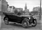 Öppen automobil på Stortorget. Bilen är av det amerikanska fabrikatet Paige.
Robert Funke, Grev Rosengatan 15, Örebro.