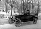 En man i en öppen automobil vid Södra Kyrkogården, Örebro.
Andrew Jonsson. 
Bilen är en Overland Four som registrerades 24:e oktober 1924 och ägdes av fabrikör Andrew Johnsson, Örebro.
Året därpå, den 9:e september 1925, såldes bilen till Östergötlands län.