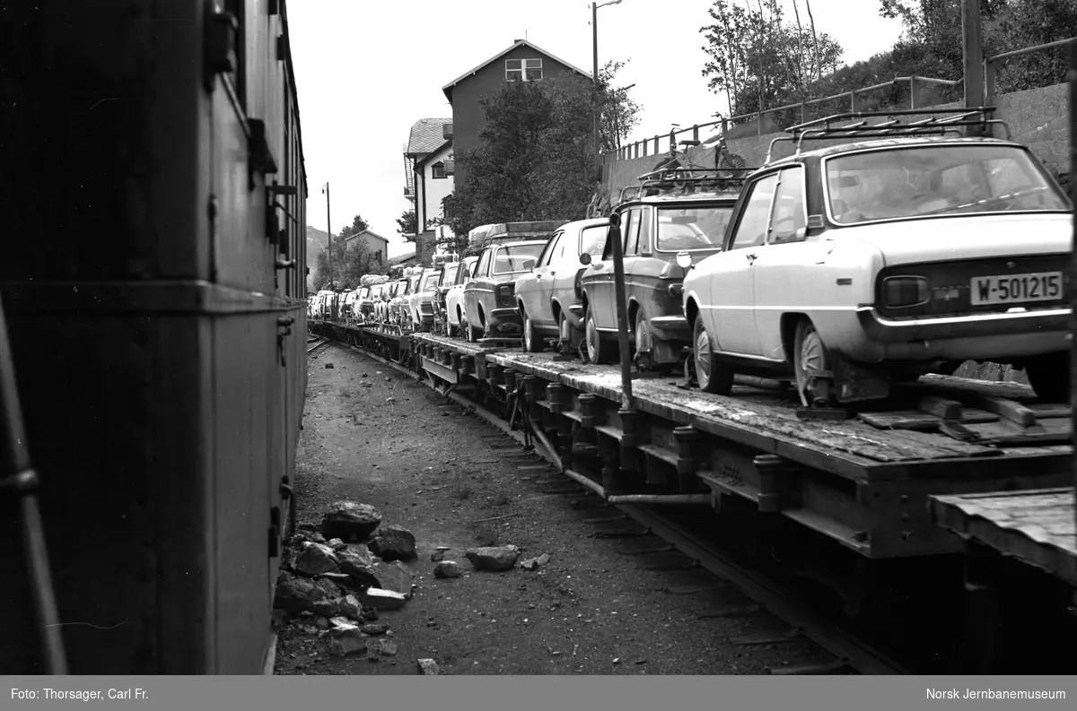 Plattformvogner lastet med personbiler på Sulitjelma stasjon siste driftsdag på Sulitjelmabanen