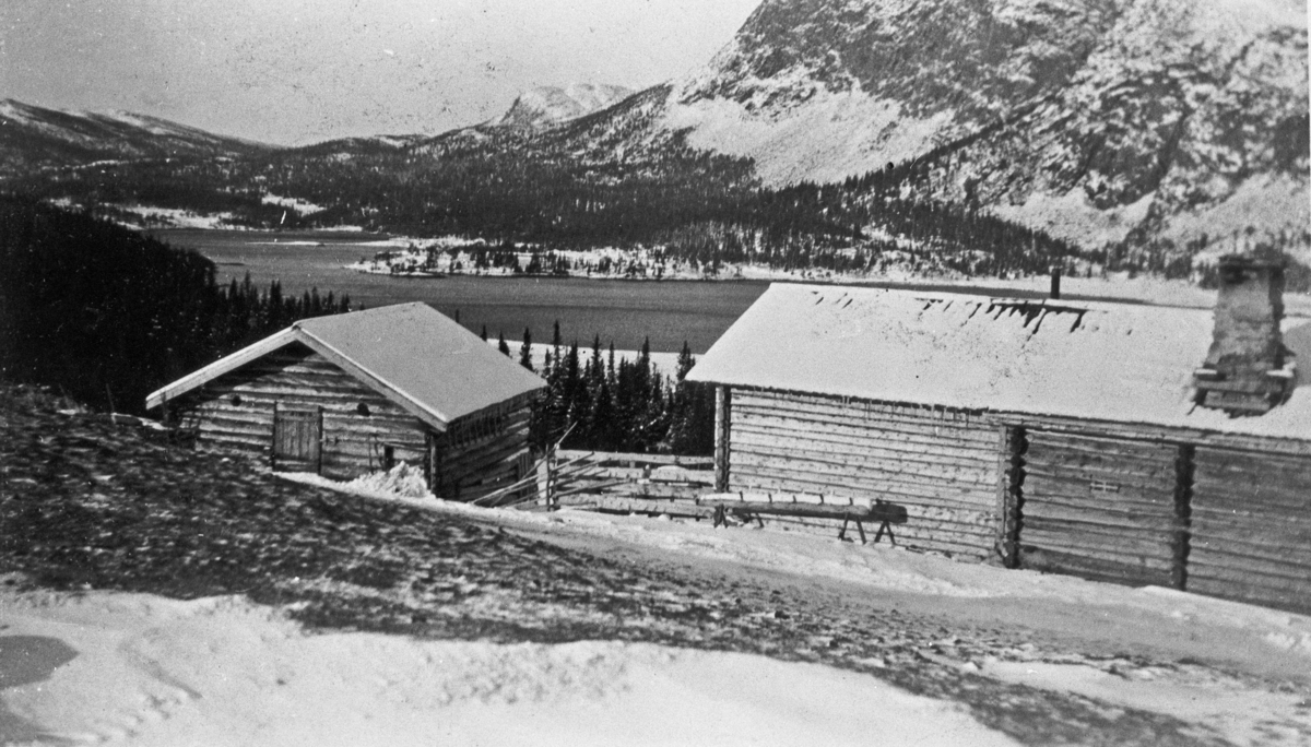 Ruglandsetra med Haglebuvatnet og Haglebunatten i bakgrunnen. Bildet er trolig tatt tidlig på 1940-tallet, før seterbua ble brent under trefningene i Haglebuslaget i 1945.