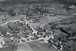 Flyfoto av Bø sentrum i 1952, tatt 5. juli 1952.
