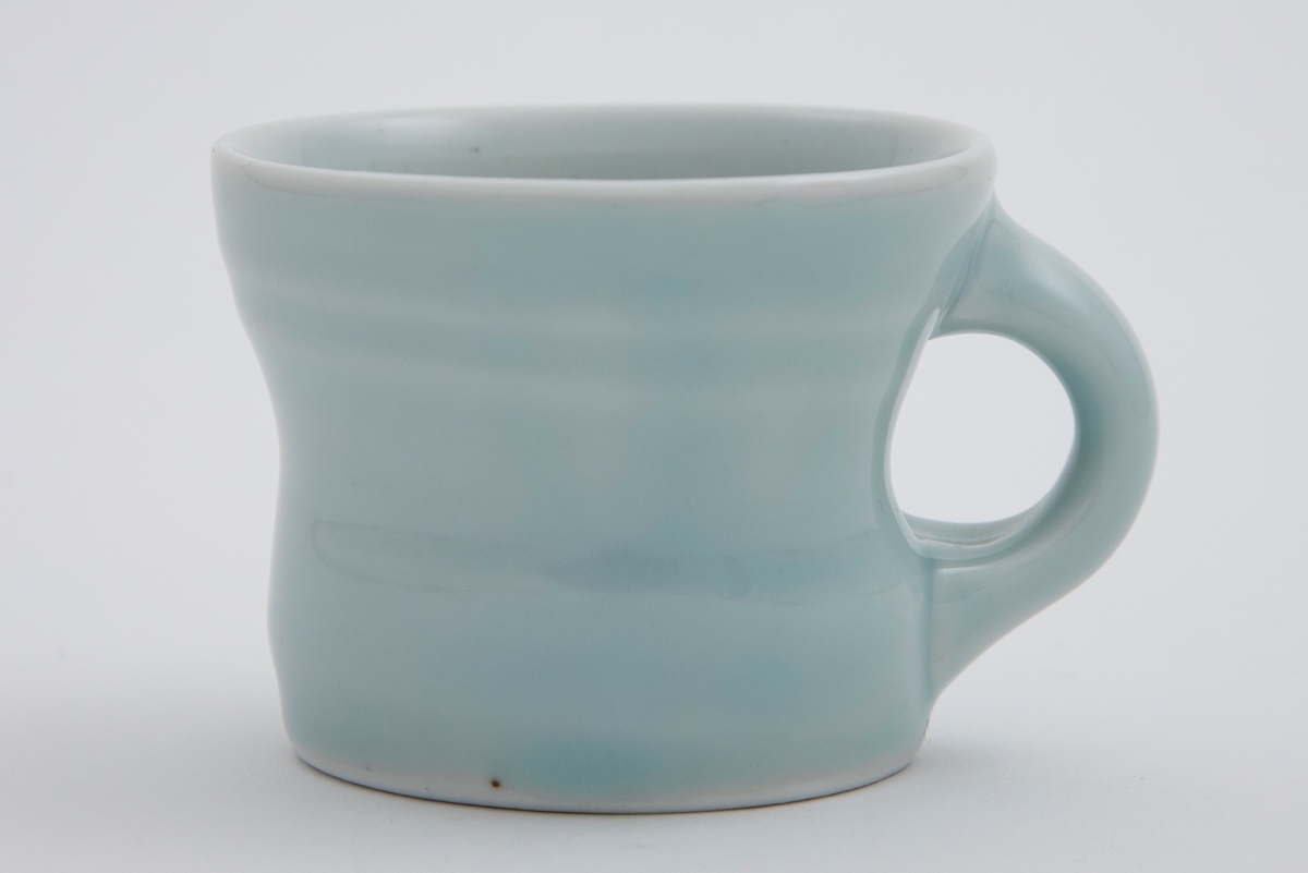 Liten kopp med lys blå celadon.
