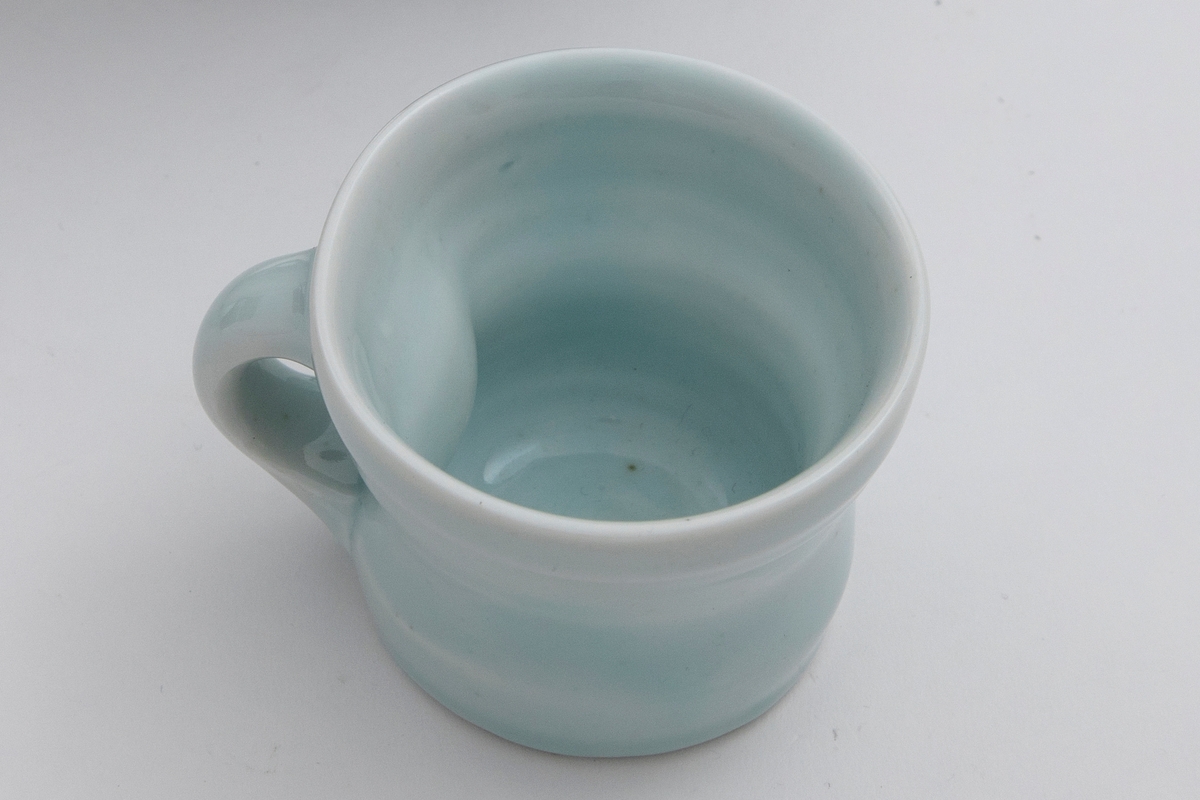 Liten kopp med lys blå celadon.
