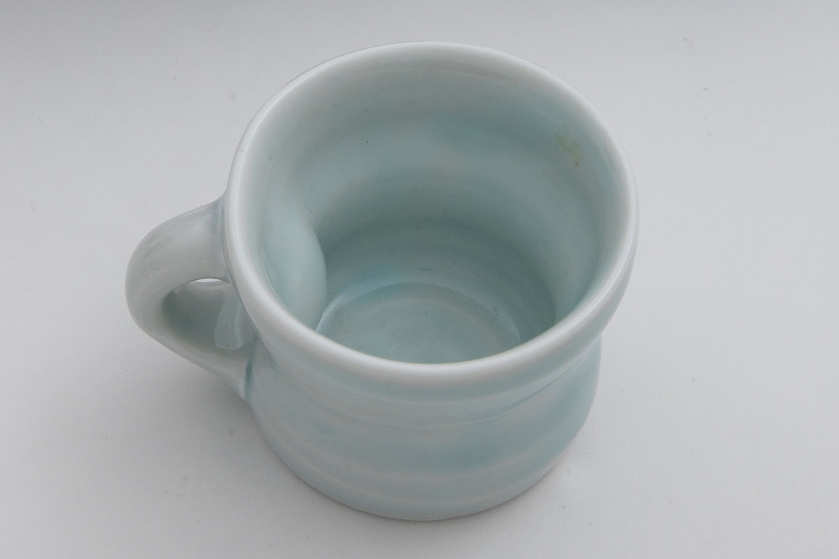 Liten kopp med lys blå celadon.