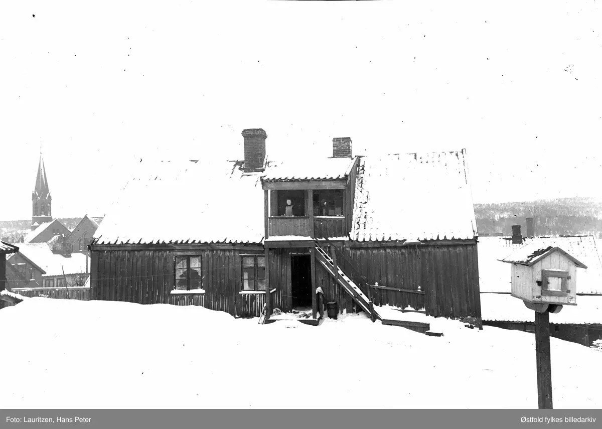 Vinterbilde fra Vincents Buddes gate 7 b på Hollenderberget med Moss kirke og Jeløy i bakgrunnen, ca 1910. Fotograf Hans Lauritzens hjem.

Familien Larsen og Lauritzen bodde i huset i Vincent Buddesgate 7 i Moss.  I første etasje var det en stor bakerovn hvori Lagertha Marie Lauritzen (Larsen) bakte brød og boller for salg.

Hun bakte opp 100 kg. mel hver dag til produksjonen. 
Ovnen ble fyrt opp og når den var god og varm, feide de vekk asken og satte brødene inn. For neste steking startet de med ny oppfyring og dette gjentok de tre ganger pr. dag.

Når hun bakte hvetekake, hadde hun en deig i hver hånd som hun eltet samtidig.