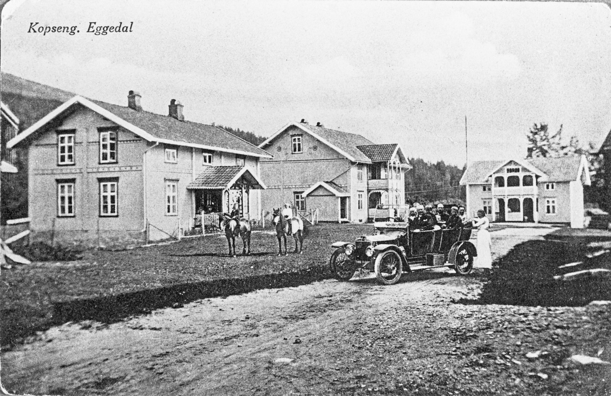 Gårdstun på Nedre Kopseng i Eggedal. Gammel og ny tid møtes: Barn på ridehest, samt en av de første bilene i Eggedal. Muligens eid av Ole Blegeberg. Postkortmotiv, ca. 1917.