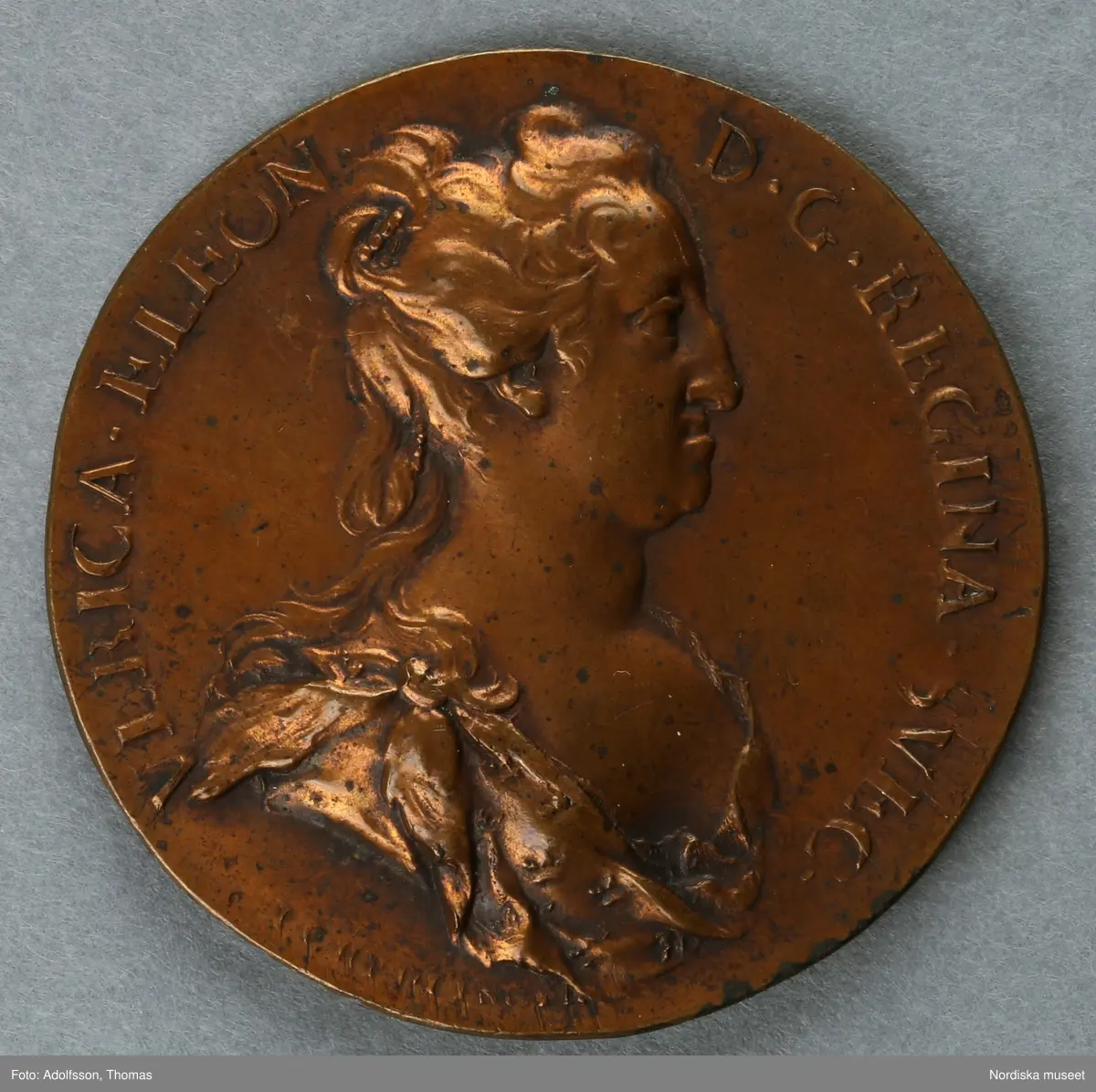 Huvudliggaren:
"3 minnespenningar. I koppar. Öfver drottning Ulrika Eleonora d.y.
a) Jfr Hildebrand, del II sid 7, nr 4
b) Jfr Hildebrand, del II, sid 9, nr 6a
c) Jfr Hildebrand, del II, sid 10, nr 8"