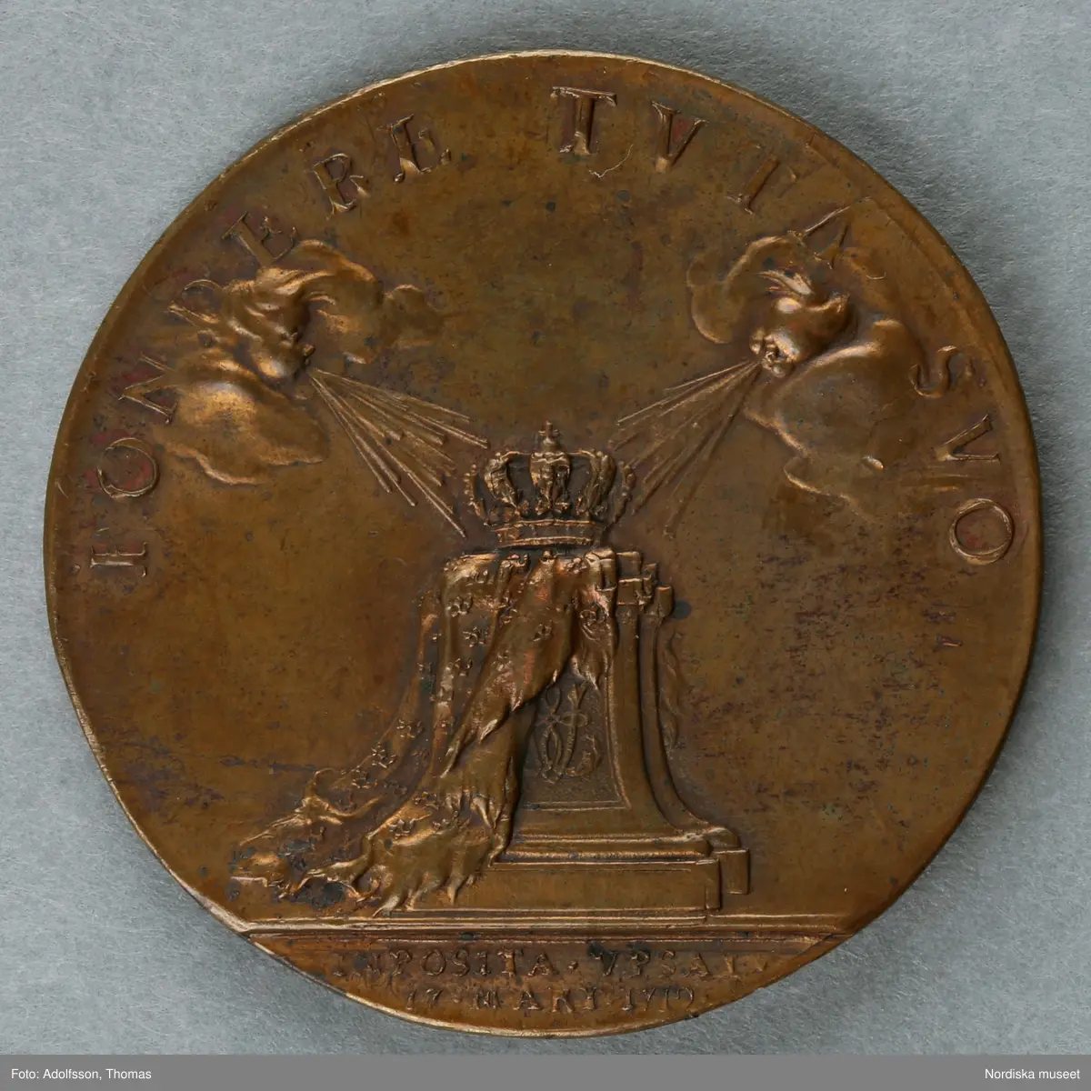 Huvudliggaren:
"3 minnespenningar. I koppar. Öfver drottning Ulrika Eleonora d.y.
a) Jfr Hildebrand, del II sid 7, nr 4
b) Jfr Hildebrand, del II, sid 9, nr 6a
c) Jfr Hildebrand, del II, sid 10, nr 8"