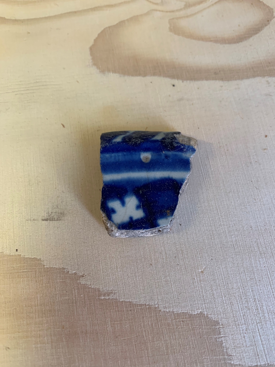 1 fragment av fat? av fajans.