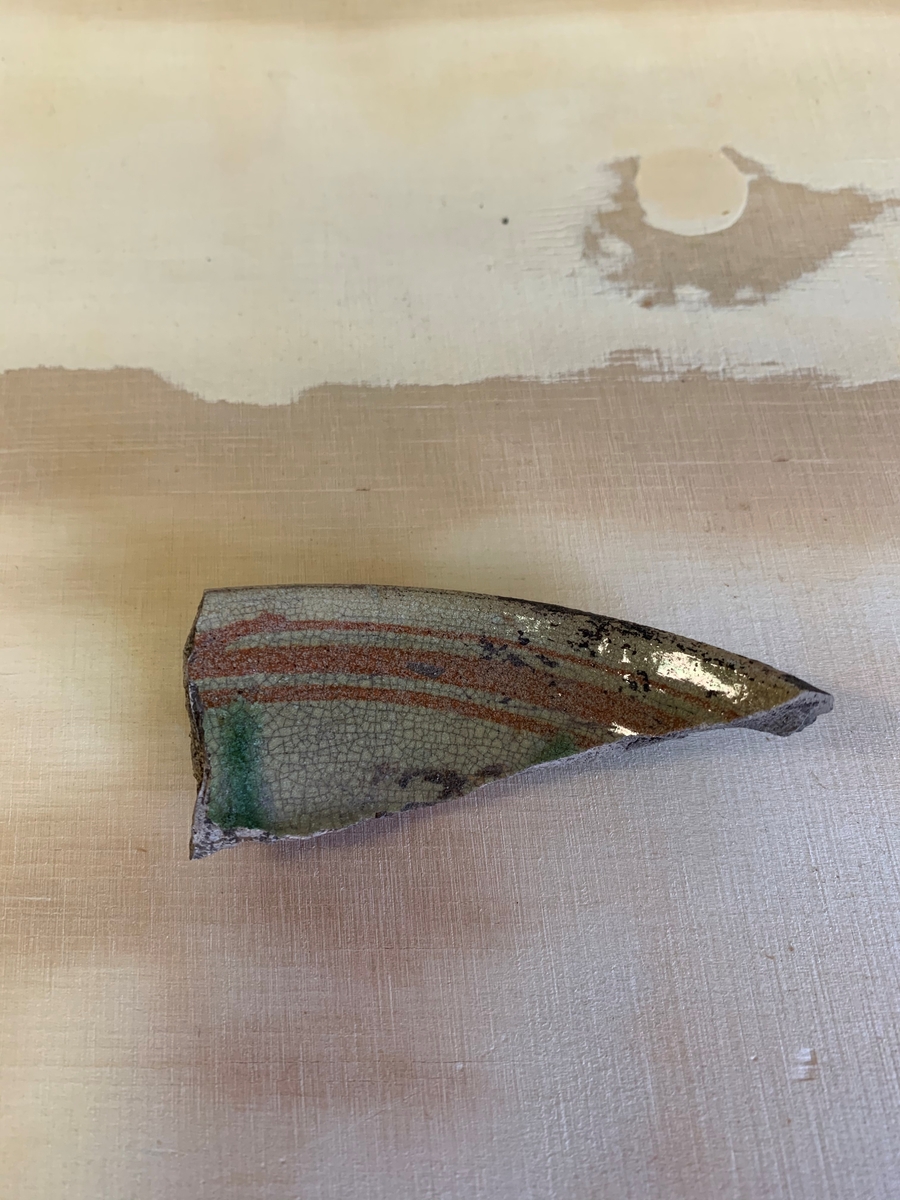 1 fragment yngre rödgods.