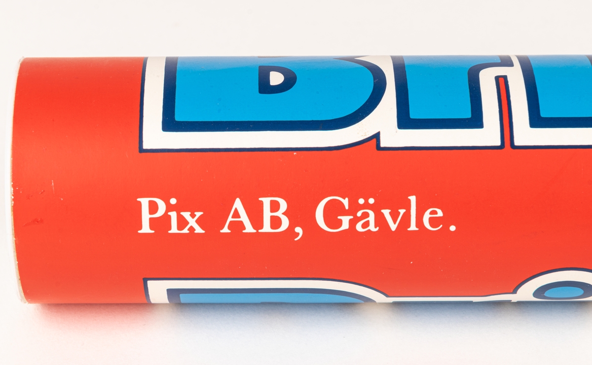 Pappersförpackning utan innehåll. Rör med vita plastlock i var ände. Text i blått och vitt. "BRIO, hårdmjuka frukttugg, Nyhet!"