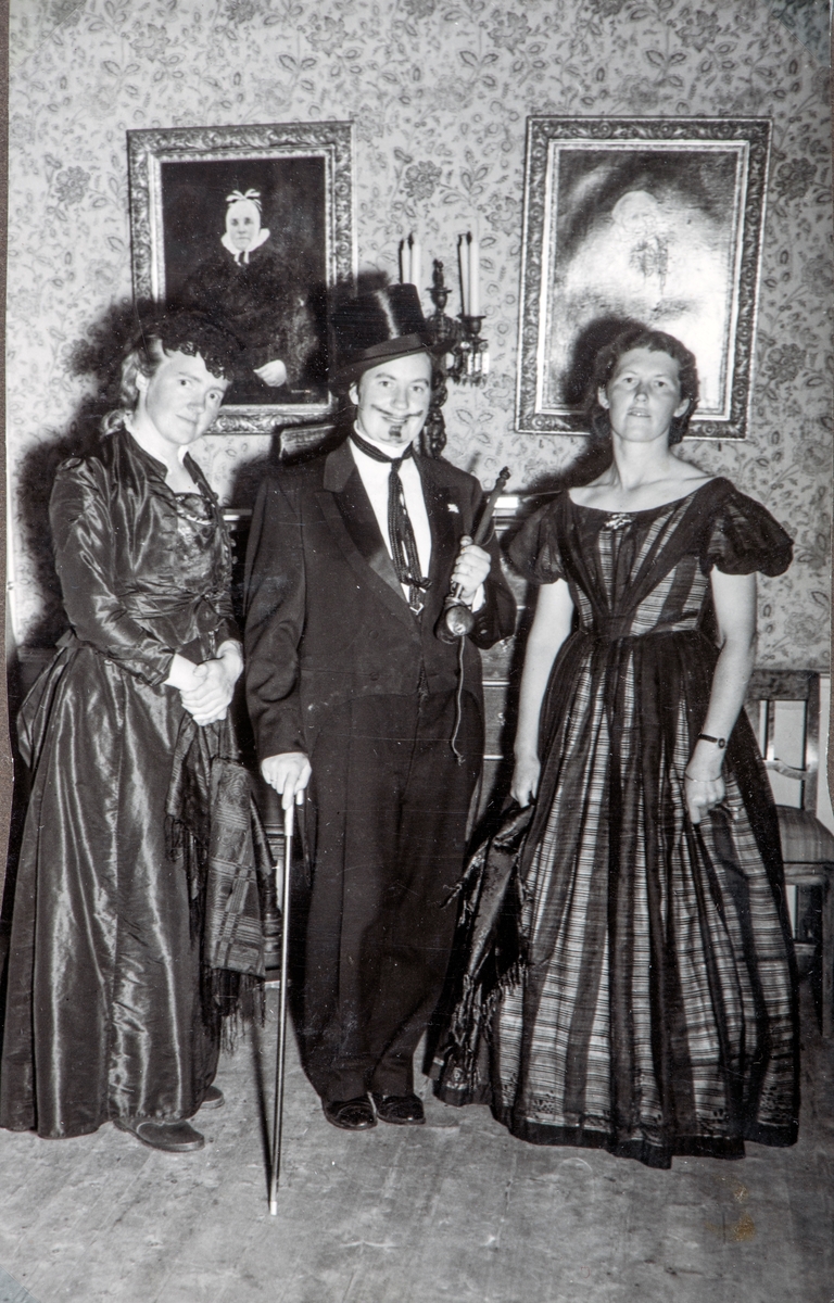 Kostyme fest på Ringnes gård, Stange. Tre damer kledd i historiske antrekk. 2 av dem kledd i kjole, og ei med dress og flosshatt.  Til venstre: Andrea Glærum, født Gjestvang ( f: 24.10.1914 - d: 01.04.1993). I midten Magnhild Alhaug, født Gjestvang ( f: 01.02.1916 - d: 19.11.1995) Til Høyre:  Anne Marie Gjestvang (f: 16.08.1917 - d: 25.05.2002)