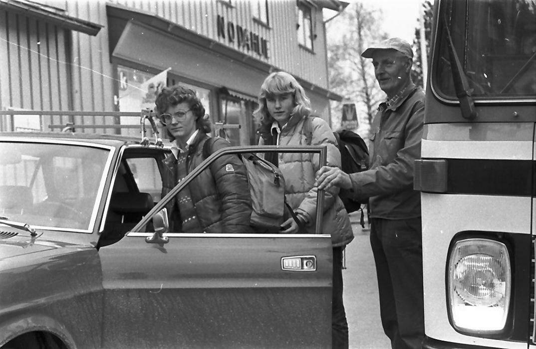 3 personer, bil og buss