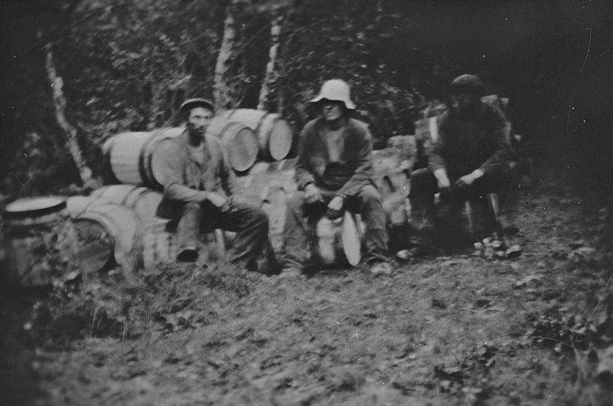Tjæretønner med arbeidsfolk, Nordfjord, Malangen