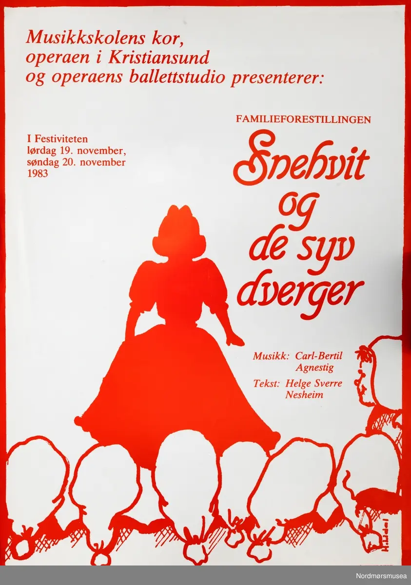 Operaplakat. Musikkskolens kor, Operaen i Kristiansund, og operaens ballettstudio presenterer: Familieforestillingen Snehvit og de syv dverger. Musikk: Carl-Bertil Agnestig, Tekst: Helge Sverre Nesheim. I Festiviteten lørdag 19. november, søndag 20. november 1983. Fra Nordmøre museums fotosamlinger.