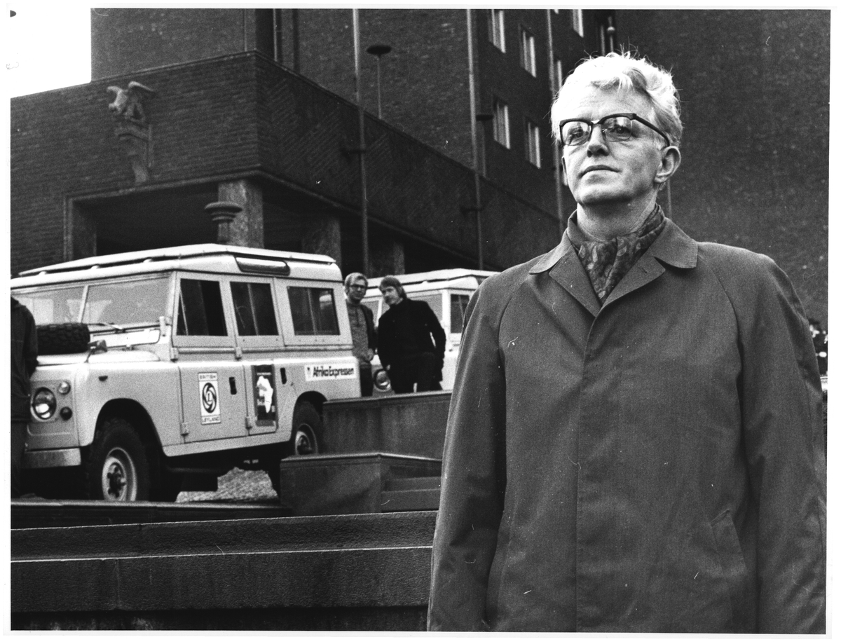 Generalsekretær i Kirkens Nødhjelp Elias Berge, foran en serie III Landrover ved Oslo rådhus.