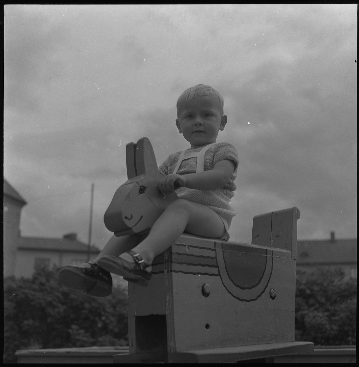 Okänd pojke på lekplats, aug 1950