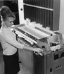 Hålkorten sorteras i IBM 83 Card Sorter. Mekanisk sortering. Kom ut på marknaden 1955. Sorterade 1000 kort/minut.