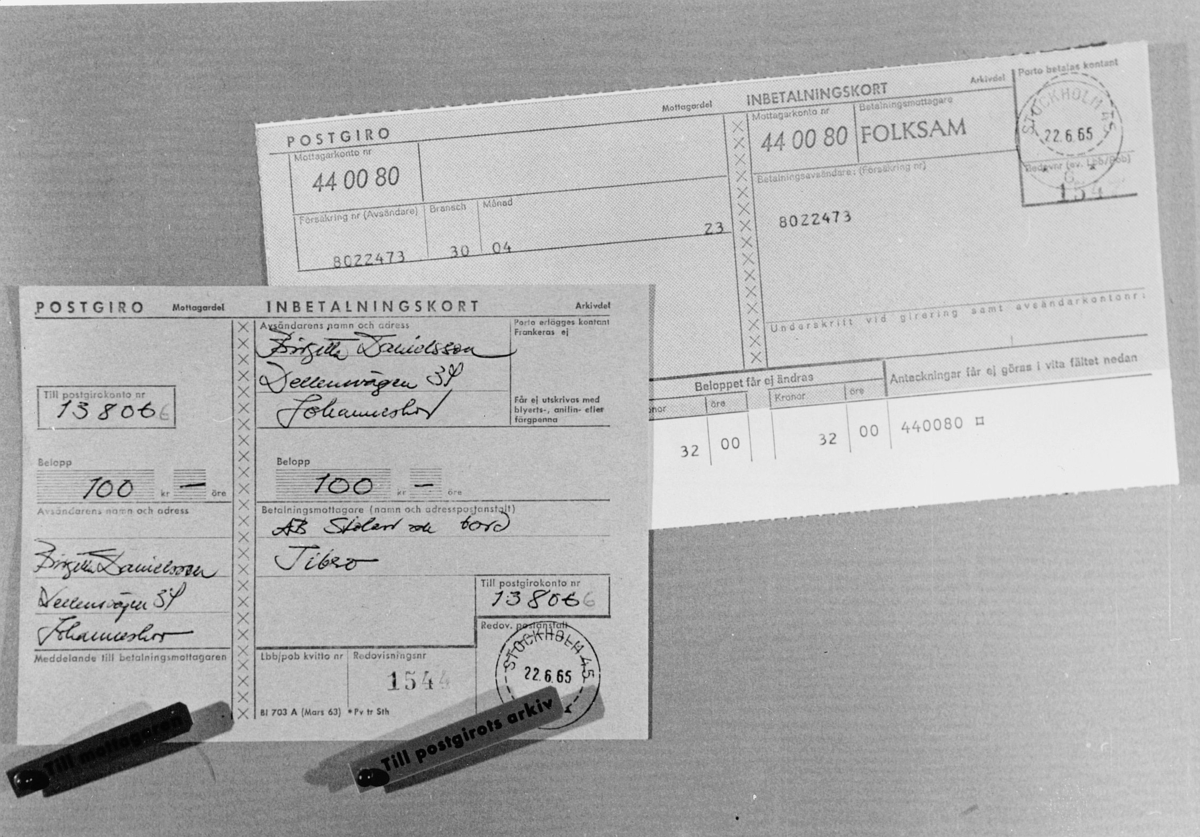 T v "vanligt" inbetalningskort, t h optiskt läsbart inbetalningskort (detta var nyhet 1965, då Folksam och Skandia - försäkringsbolag - var försökskunder).
