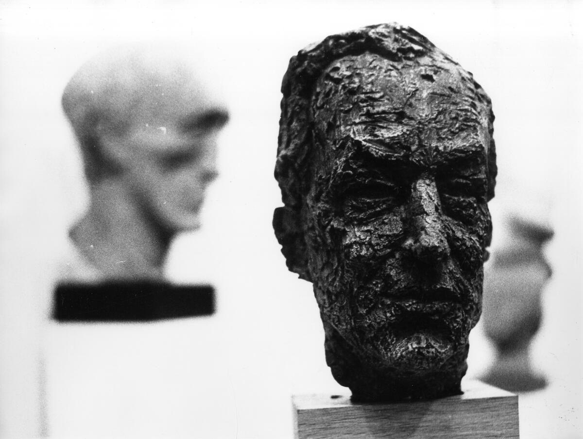 Porträtt av en skulptur föreställandes en man. Den avbildade personen är textilkonstnären Lars Gynning (1920-2003)