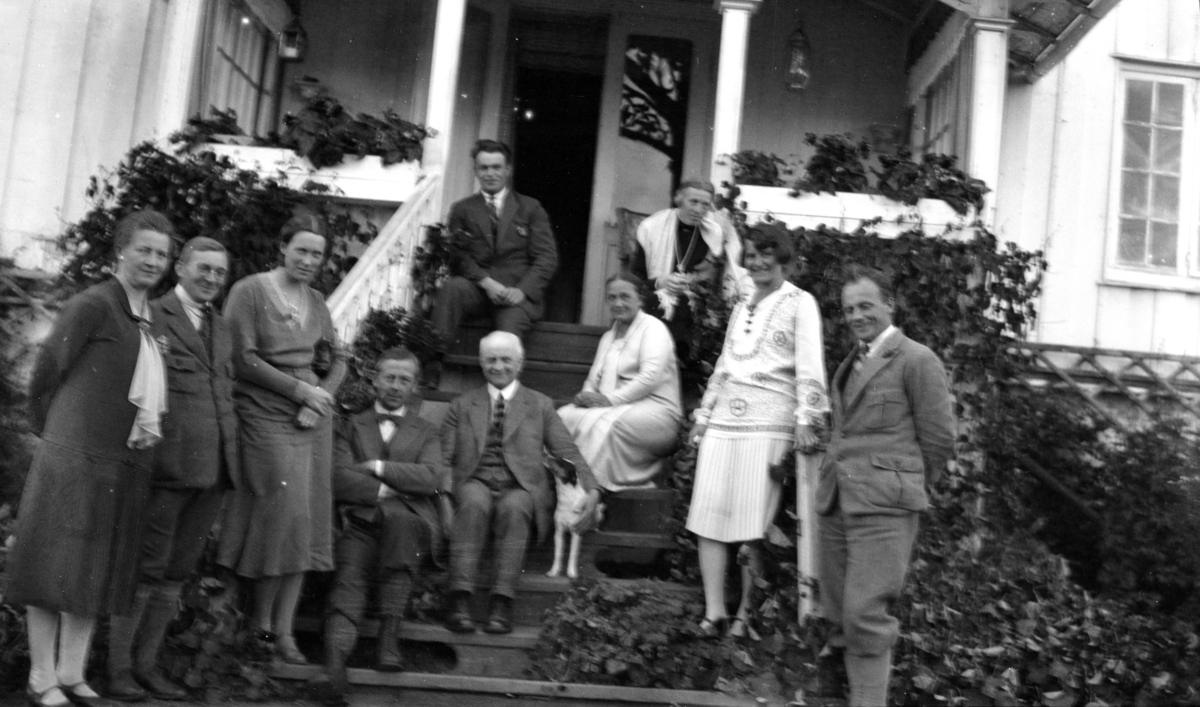 Bilder fra Statens forsøksgård Møystad, Vang. Møystad gnr 180, bnr 1.
På verandatrappa på Statens førsøksgård Møystad. T.v Anne Sandok Glærum, Mons Bjaanes amanuensis, senere forsøksleder. Resten ukjent.