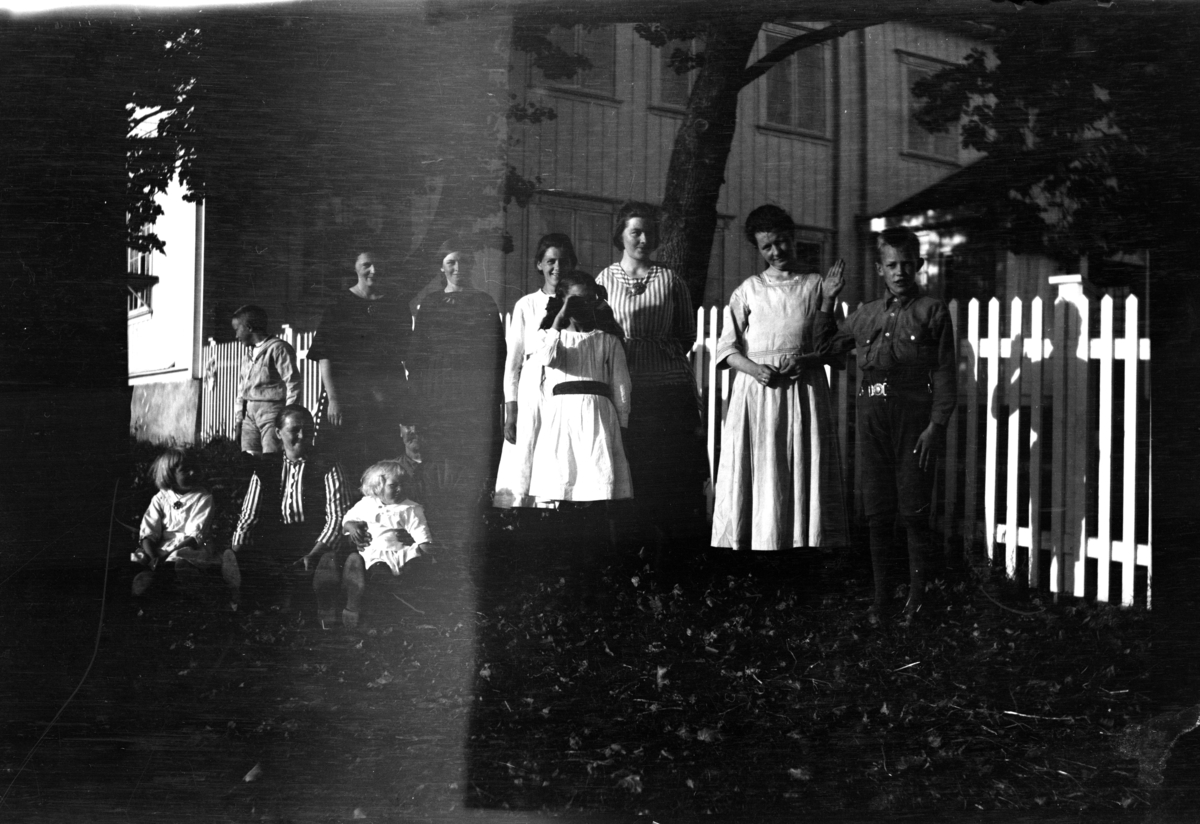 Bilder fra Statens forsøksgård Møystad, Vang. Møystad gnr 180, bnr 1.
På Statens forsøksgård Møystad ved grinda inn til hagen (1922-25)
Til høyre: Sigurd Glærum (1910-1993) Anne Sandok Glærum. Sittende i midten Anders Pedersen, stallkar, med Ragnhild Glærum (1919-2015) (gift: Hanum) på fanget. Resten ukjent.
