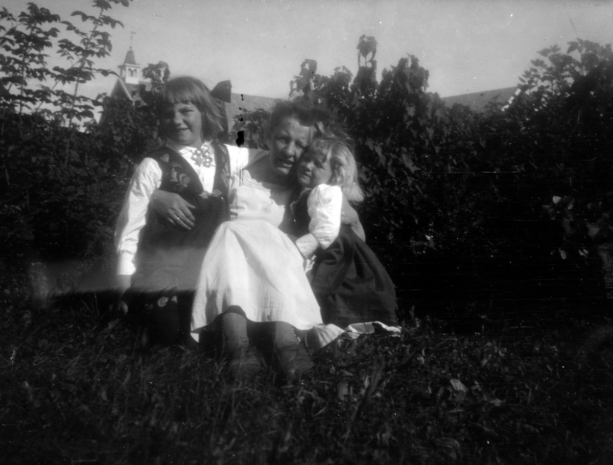 Bilder fra Statens forsøksgård Møystad, Vang. Møystad gnr 180, bnr 1.
Anne Sandok Glærum (1882-1971) med barna tv Sigrid (1914-1977) gift Gjestvang,  og Ragnhild (1919-2015) gift Hanum. Familien flyttet til Møystad i 1920 da Ragnhild var ett år.