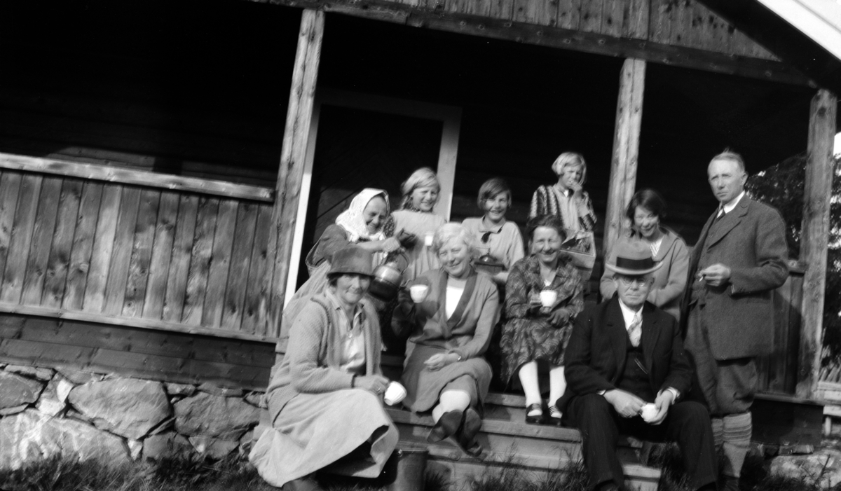 Bilder fra Statens forsøksgård Møystad, Vang. Møystad gnr 180, bnr 1.
På trappa på Møystadsetra på Nybu i Vang allmenning. I midten Anne Sandok Glærum (1882-1971) og bak henne til venstre Sigrid Glærum (1914-1977) (g. Gjestvang) og h. Ragnhild Glærum 1919-2015) (g. Hanum). Resten ukjent.