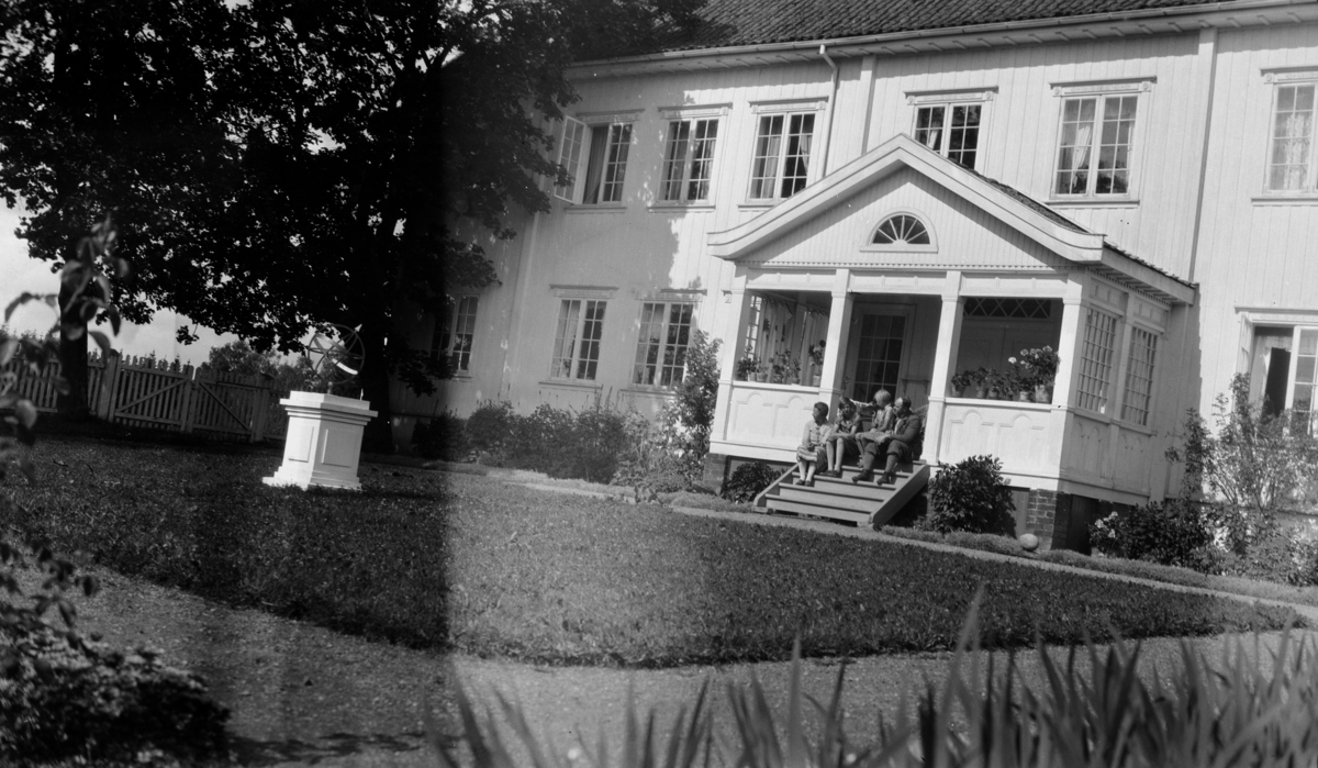 Bilder fra Statens forsøksgård Møystad, Vang. Møystad gnr 180, bnr 1.
Hovedbygningen Statens forsøksgård Møystad. På verandatrappa Anne Sandok Glærum (1882-1971) Sigrid Glærum (1914-1971) Resten ukjent.