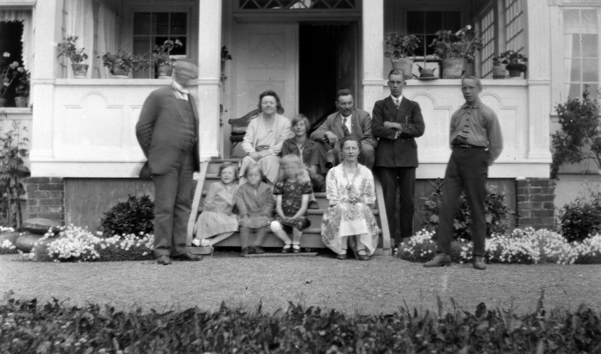 Bilder fra Statens forsøksgård Møystad, Vang. Møystad gnr 180, bnr 1.
På veranda trappa på Statens forsøksgård Møystad – Vang kommune (fra1991 Hamar kommune) Bror av forsøksleder Ole Sivertsen Glærum (1877- 1966) på besøk. Tv Anders Sivertsen Glærum (1874-1954) Ragnhild Glærum (ugift) Ragnhild Glærum (1919-2015) ( g Hanum) Bjørg Glærum (g Røe) Anne Sandok Glærum (1882-1971). Bakerst fra venstre Anna Glærum (f Svensen), Sigrid Glærum (1914-1977) (g. Gjestvang).
