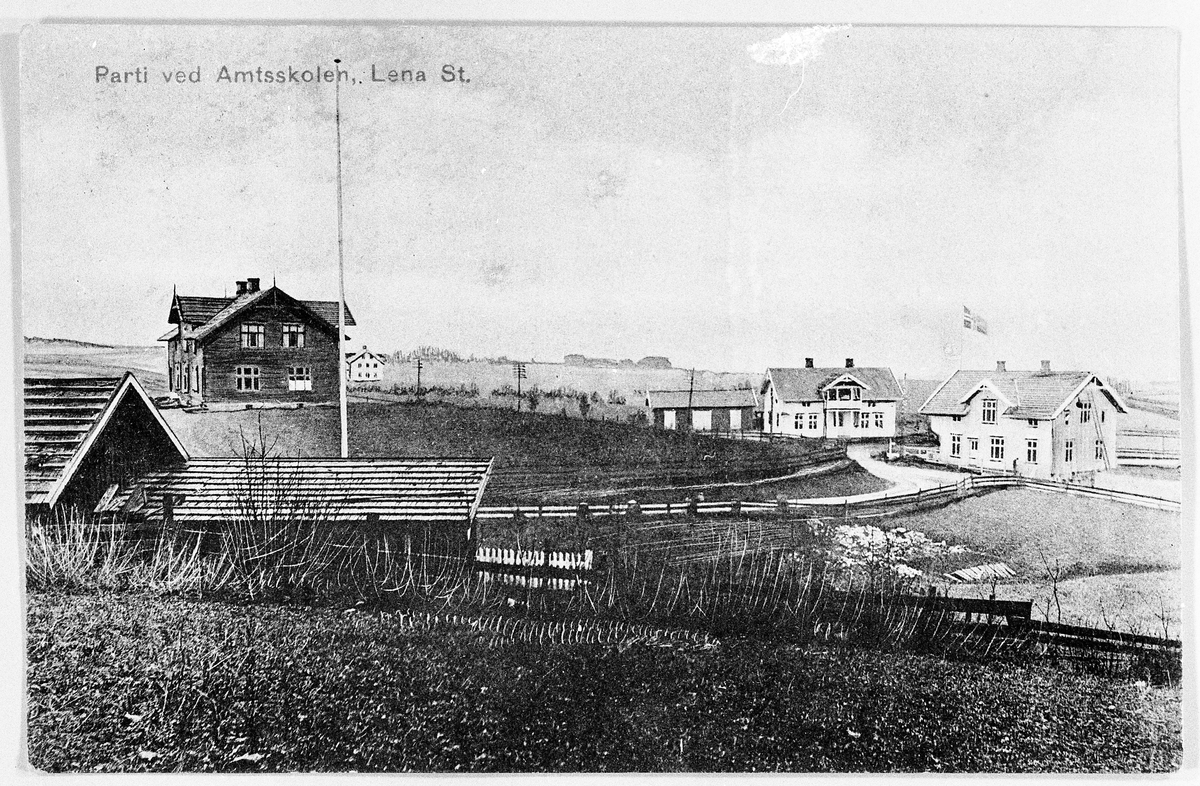 Postkort med påskrifta "Parti ved Amtsskolen, Lena st.". Skolebygningen til venstre i bildet.