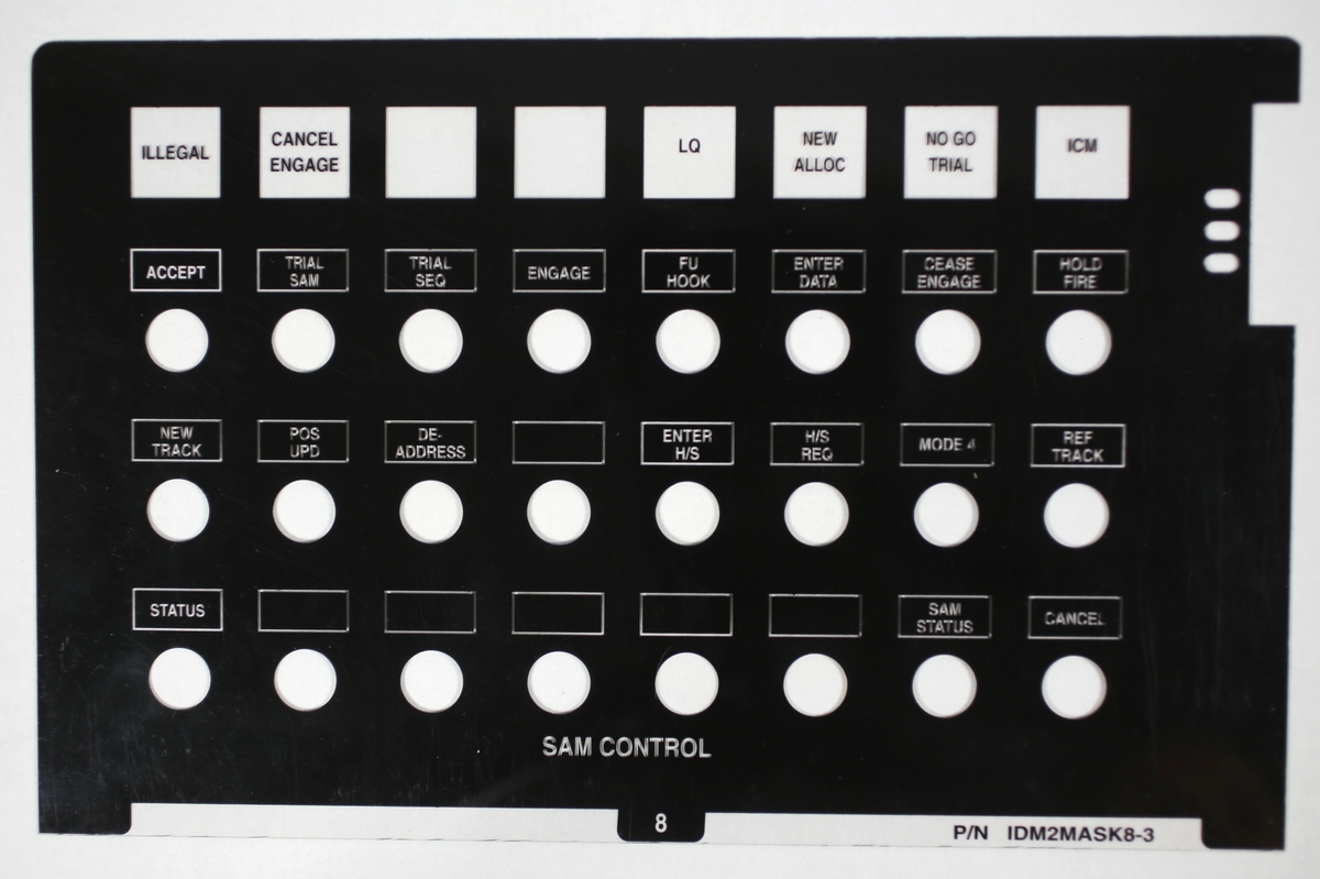Plastplate med hull for knapper. disse knapper er fastmontert i Selenia konsollet.