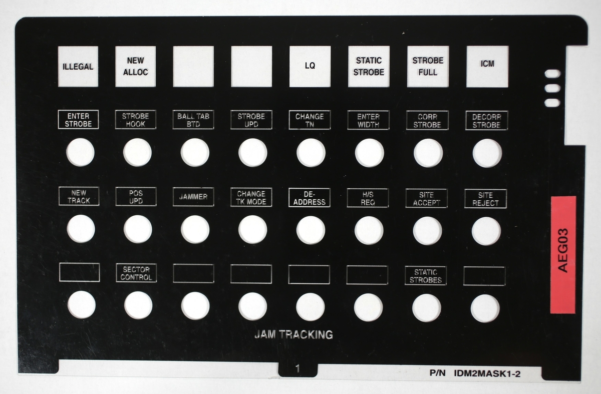 Plastplate med hull for knapper. disse knapper er fastmontert i Selenia konsollet.