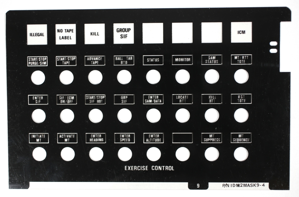 Plastplate med hull for knapper. disse knapper er fastmontert i Selenia konsollet.