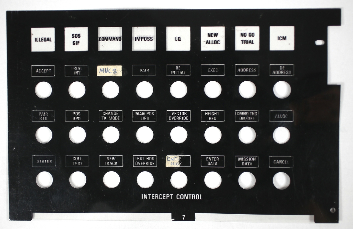 Plastplate med hull for knapper. disse knapper er fastmontert i Selenia konsollet.