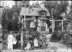 Familj framför bostadshus, Funbo socken, Uppland