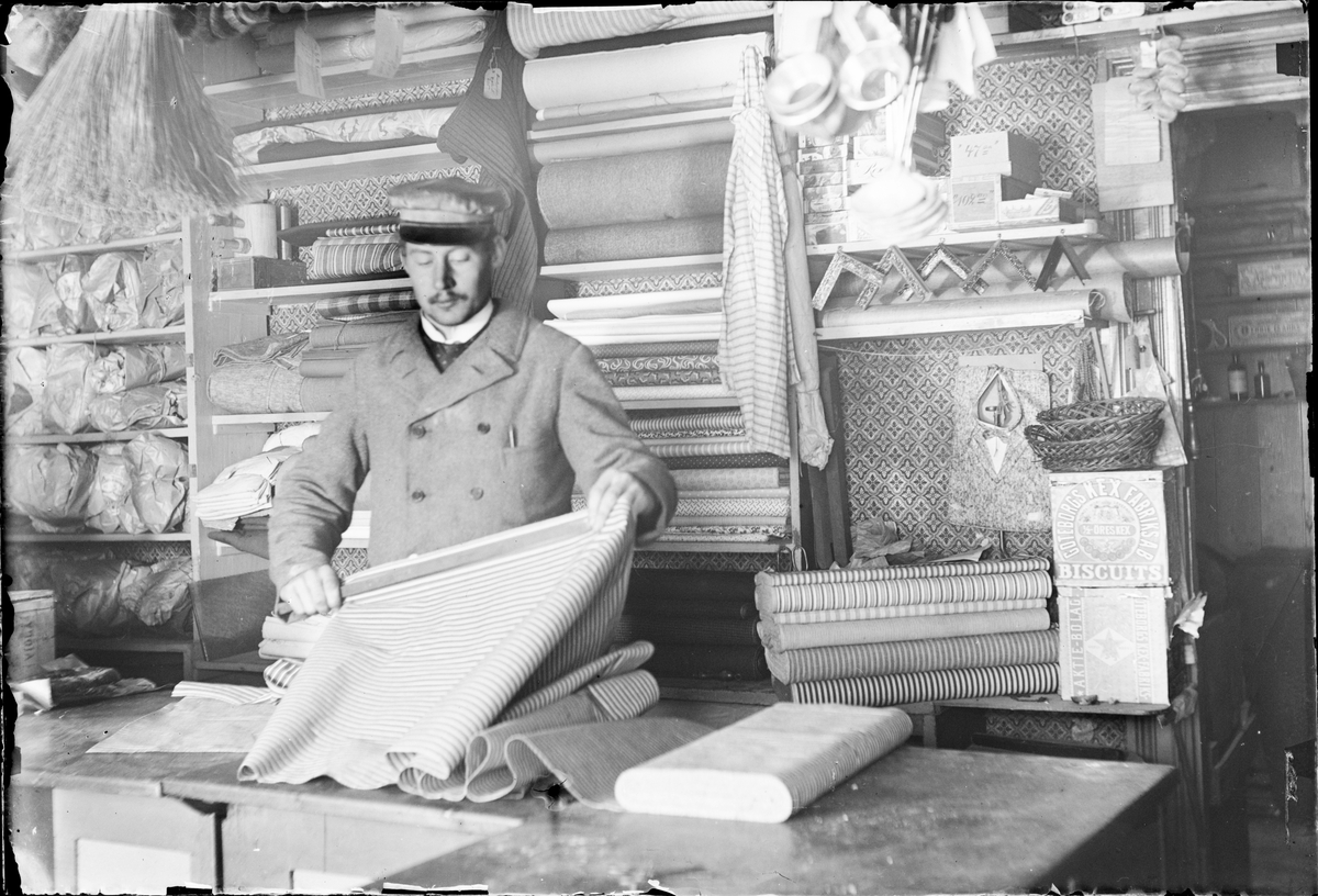 Henning Lundin i Johan Lundins lanthandel i Ärnevi, Funbo socken, Uppland