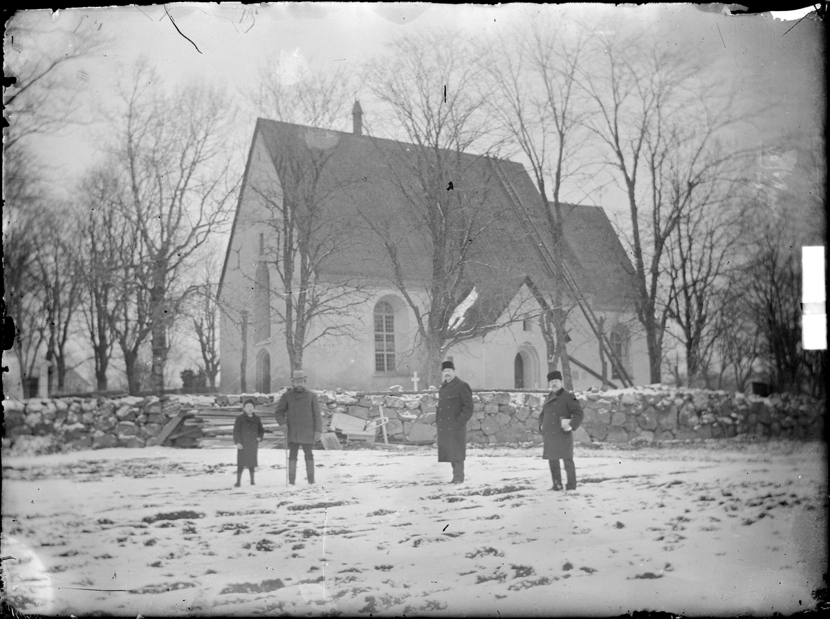 Tre män och en pojke framför Funbo kyrka, Funbo socken, Uppland