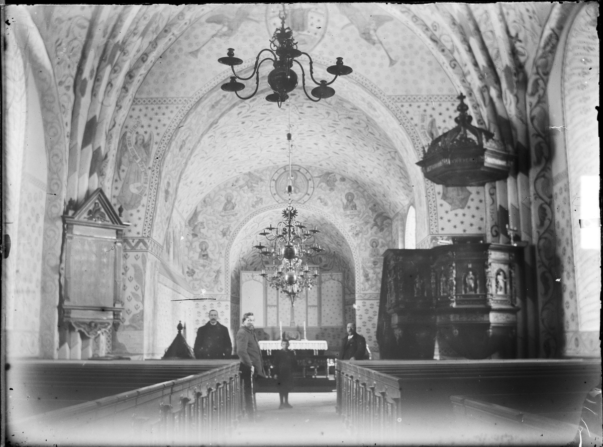 Interiör i Funbo kyrka, Funbo socken, Uppland. Tre män och en pojke