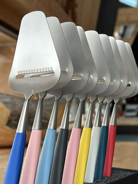 Nærbilde av ostehøvlar