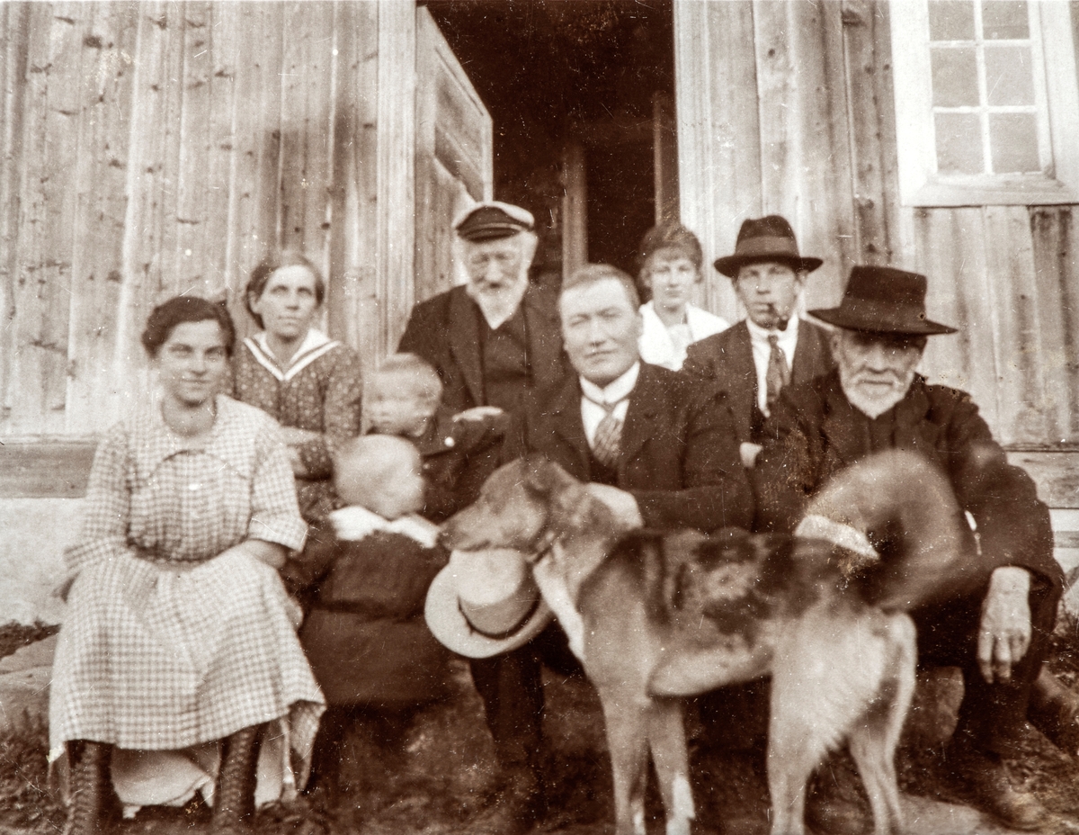 Haugset (59/1)
Fra stueinngangen på Haugset. Fra høgre: Jens Dystvold, Johan og Johanne Dystvold, Hans Kirkeby, Kristoffer Tomter, Helga og Anne Dystvold. Barna tilhører Helga og Hans Kirkeby.