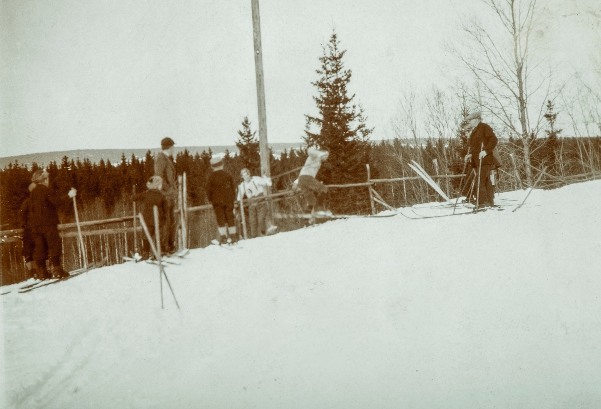 Øvre Tomter (60/1)
Skirenn på Nordjordsbakken i Vang. Løperne måtte klatre over skigarden for å fullføre løpet. Tilskuere fra Tomter og Haugset.