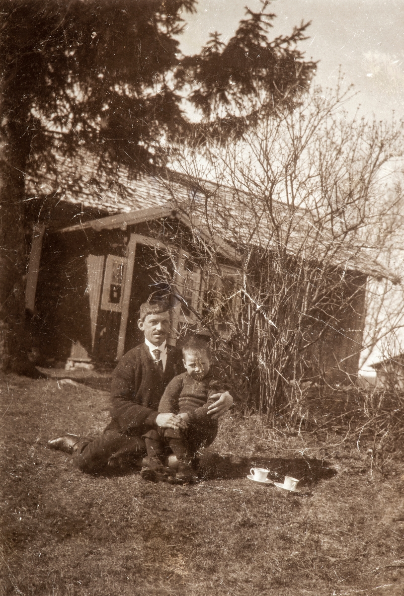 Olstad av Øvre Tomter (60/22).
Halvor Tomter og stesønnen Reidar Tomter foran stua i Olstad. Halvor var gift med Martha, som var fra Olstad.