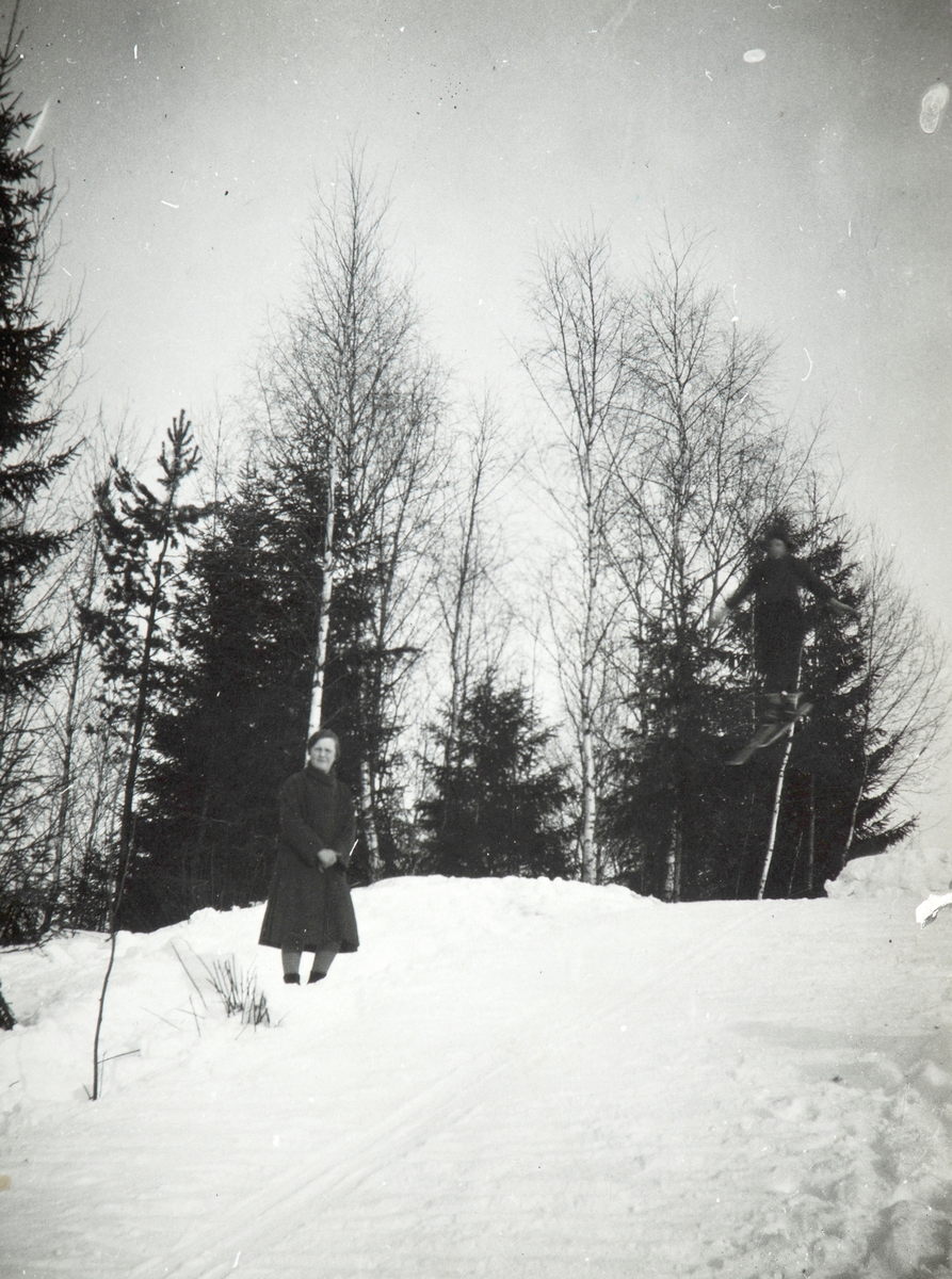 Haugset (59/1)
Martha Tomter i skibakken / hoppbakken på Haugset. 1920-åra. Hopper i svevet.