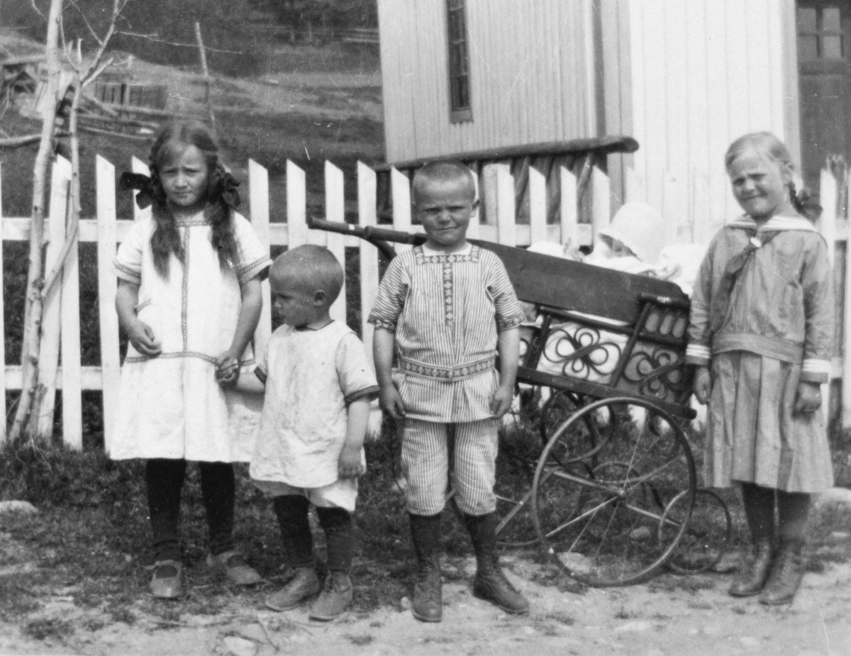 Øvre Tomter (60/1)
Barna til Einar Hansen, lærer på Rena. Han var bror til Syverine Tomter, Halvor Tomters første kone som døde i spanskesyken i 1918.