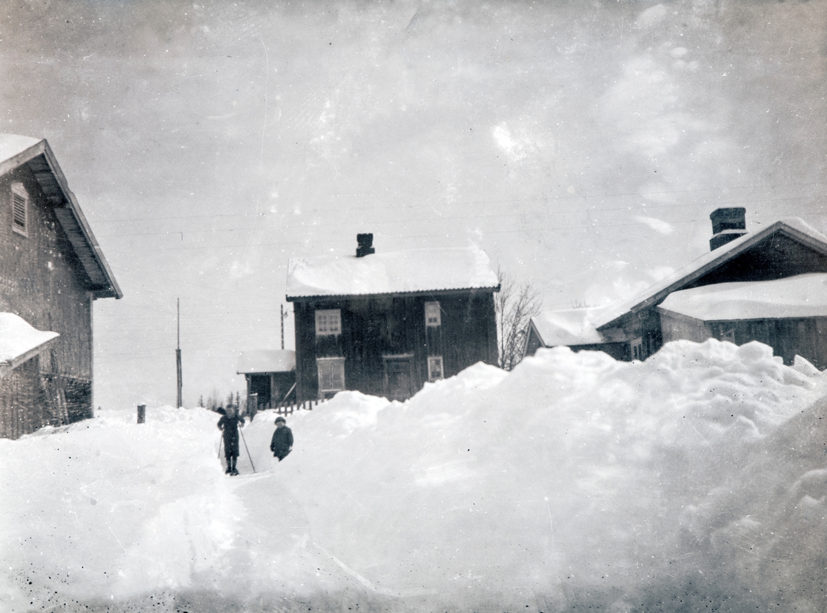 Haugset (59/1)
Gårdstunet på Haugset, vinter, mye snø, ca. 1920. Reidar Tomter og Leiv Tomter.