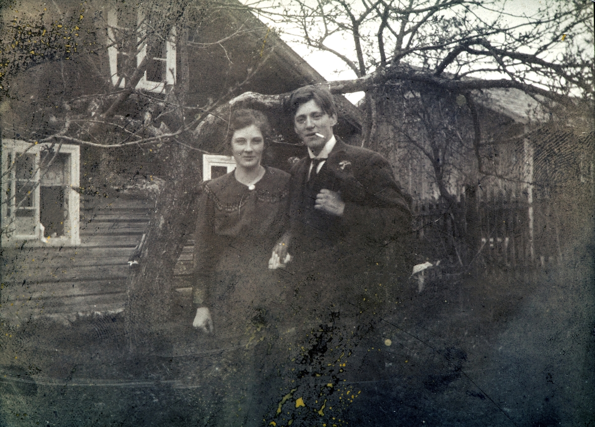 Haugset (59/1)
Johanne Dystvold og Harald Olstad antagelig foran gammelstua på Haugset i 1920-åra.