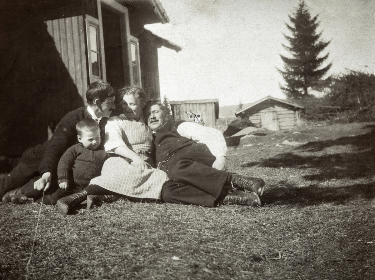 Olstad av Øvre Tomter (60/22).
Halvor og Marta Tomter og hennes sønn Reidar Tomter. Marthas bror Sigurd ?? til høgre.